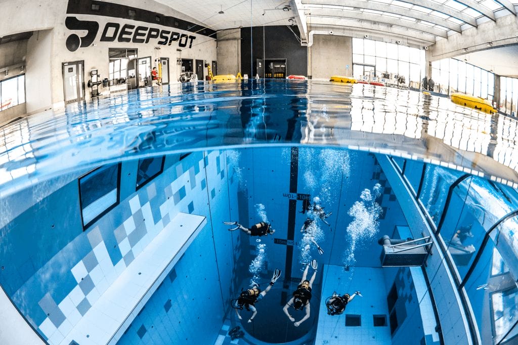 Tauchen im Deepspot-Pool