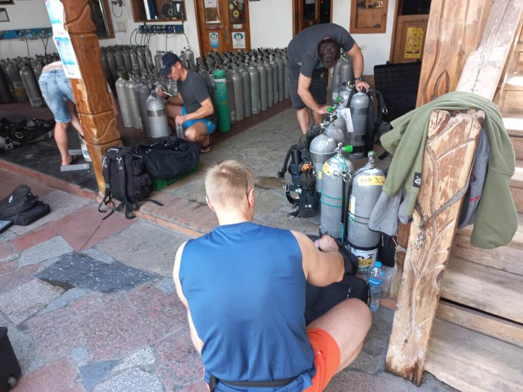 Preparación de botellas para el buceo