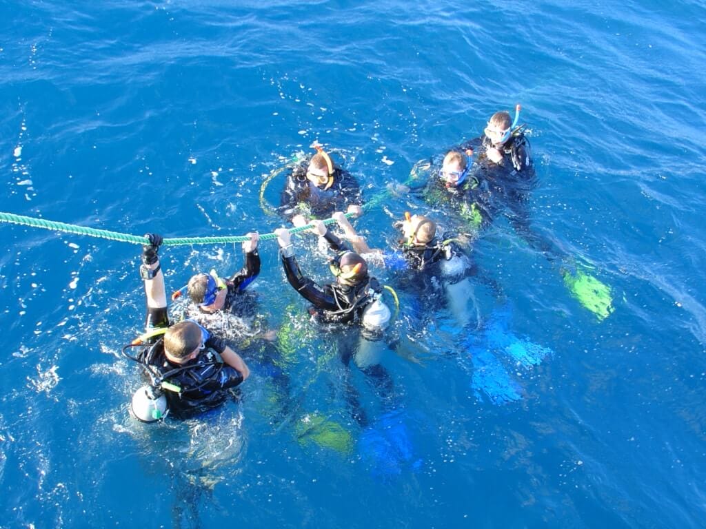 Divers holding on to the rope