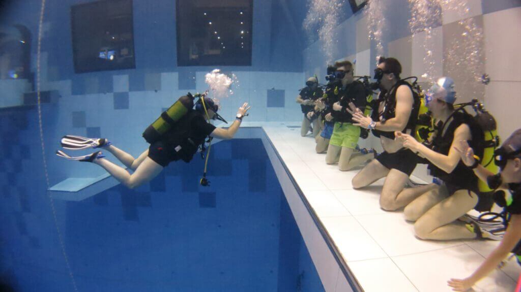 Cours de plongée en piscine