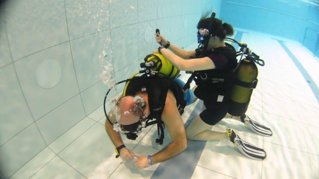 Nurkowanie Scuba Diving - poprawianie butli z powietrzem