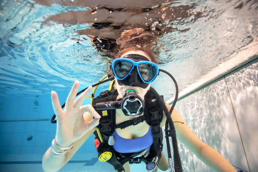 Plongée sous-marine dans la piscine