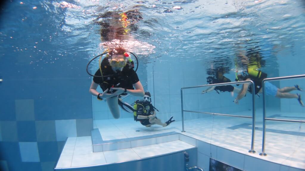 Plongée avec masque et tuba et plongée sous-marine dans la piscine Deepspot